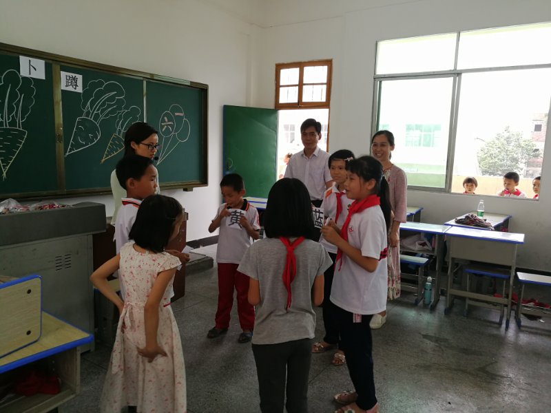 校外活动中心主任林芳与孩子们亲密互动 (4).jpg