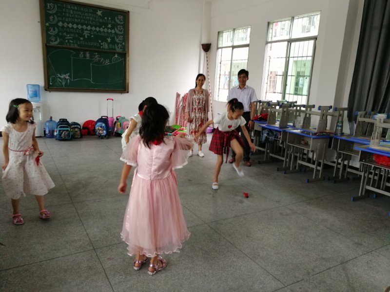 校外活动中心主任林芳与孩子们亲密互动 (3).jpg