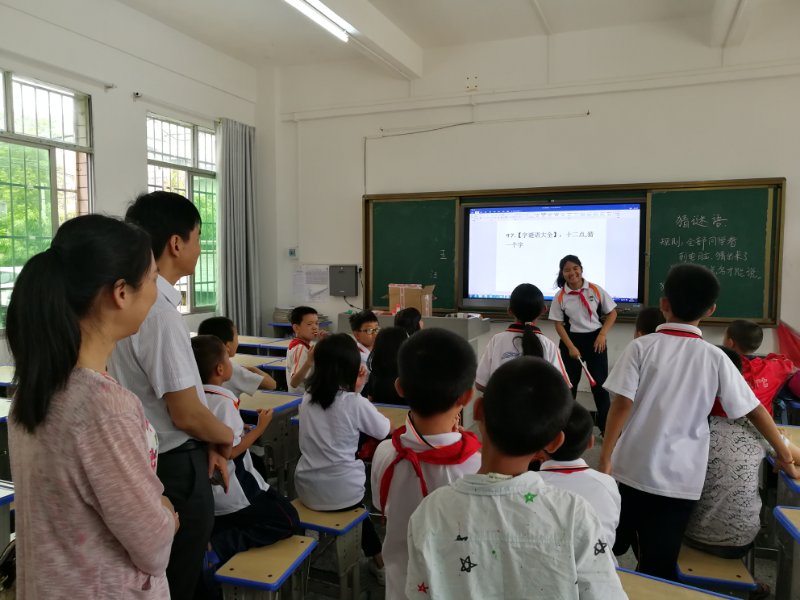 校外活动中心主任林芳与孩子们亲密互动 (2).jpg