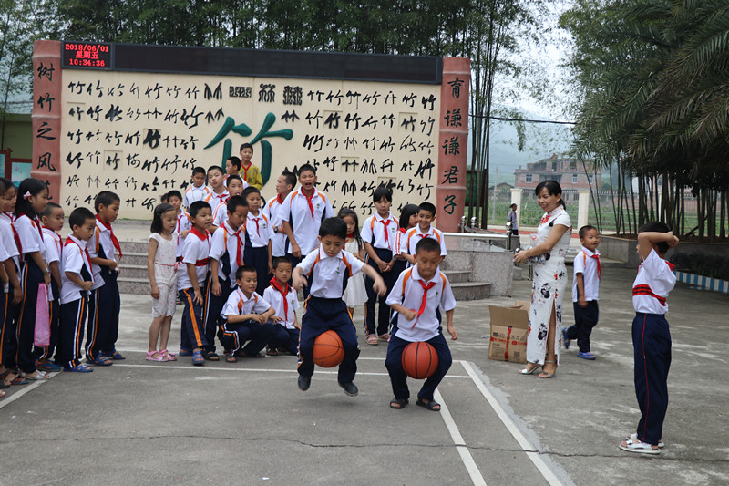 游园游戏：袋鼠夹球跳_副本.jpg