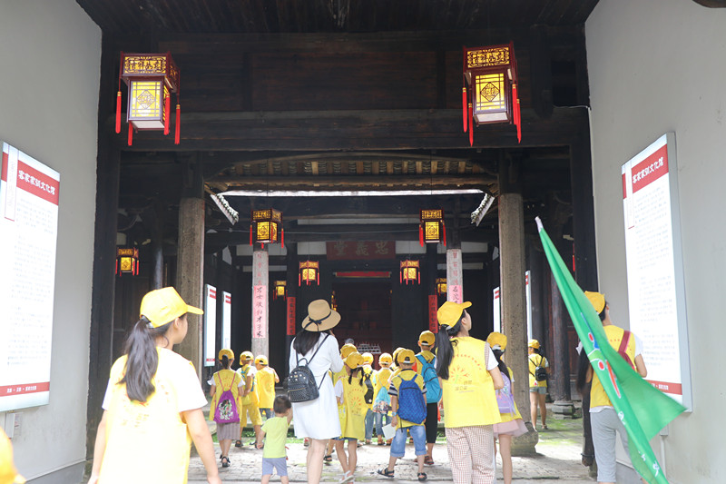 参观鸳鸯厅.jpg